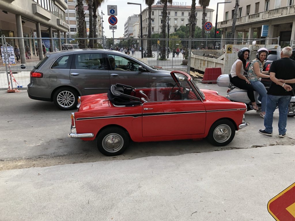 Malé červené auto